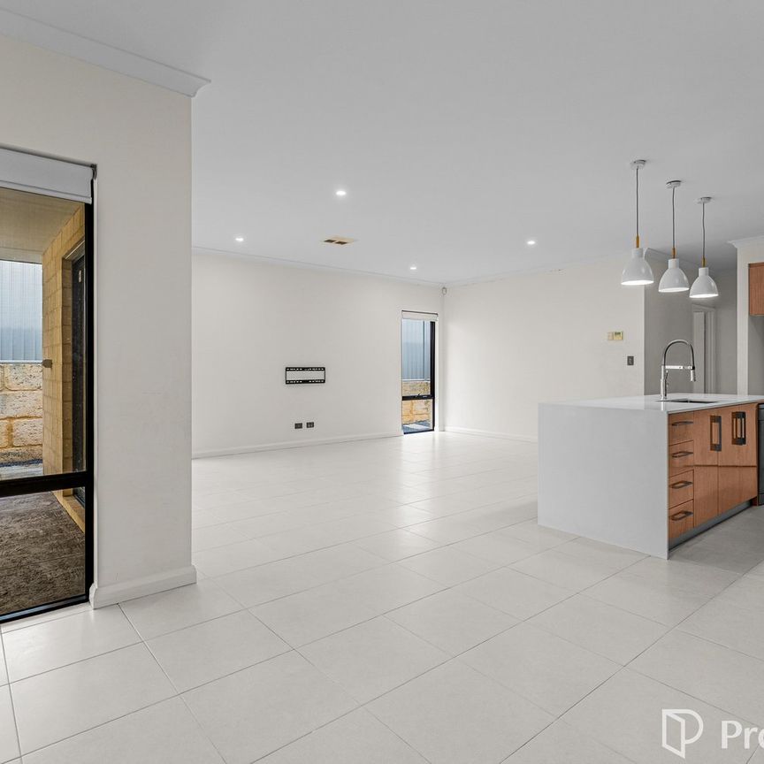 Modern comfort with room for everyone! - Photo 1