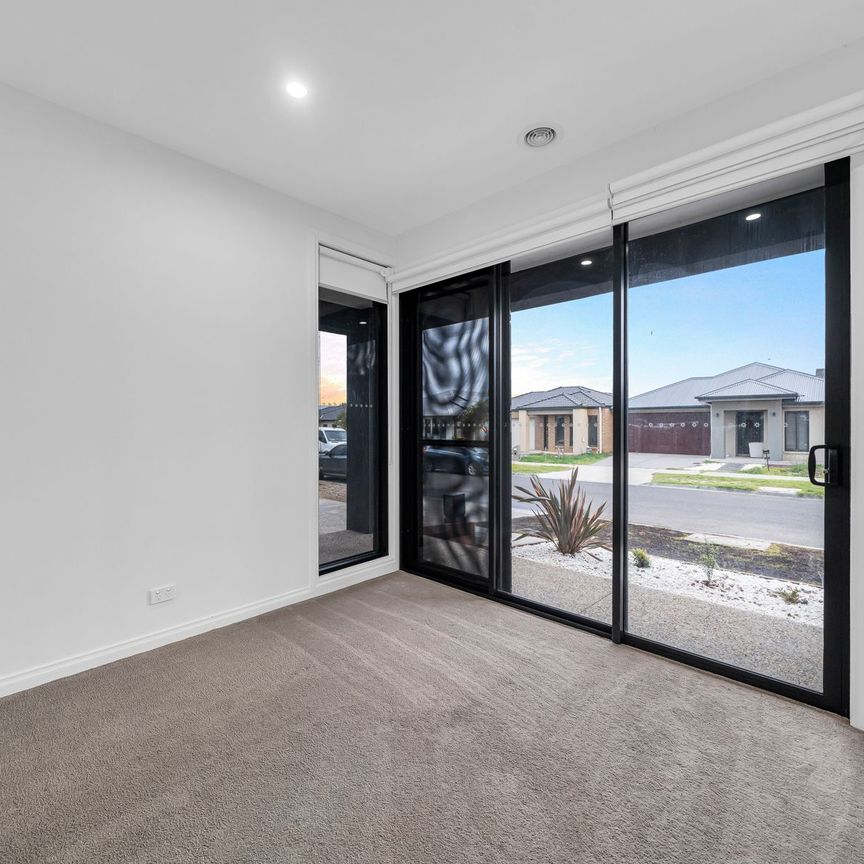 A Luxurious Family Haven You'll Love Coming Home To! - Photo 1