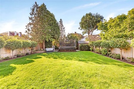 A beautifully presented five bedroom house located close to Richmond Park - Photo 2