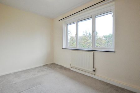 3 bedroom flat to rent - Photo 3