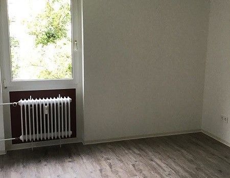 Renovierte, helle 2-Zimmer-Wohnung mit Balkon ab sofort frei! - Photo 1