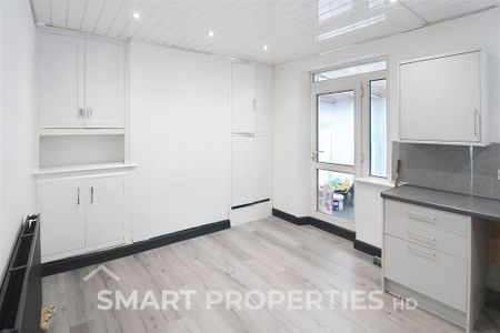 4 bedroom end of terrace house to rent - Photo 2