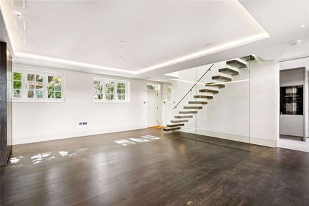 Three bedroom mews house moments from Knightsbridge - Photo 2