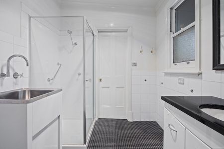 Charming 2 Bedroom in Prime Location - Photo 3