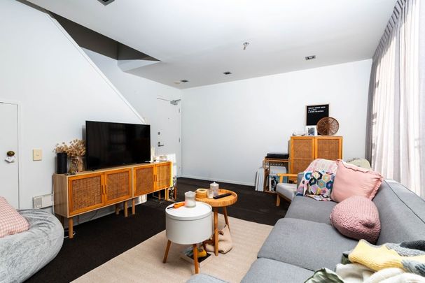 Sunny Furnished Apartment with 2 Carparks - Photo 1