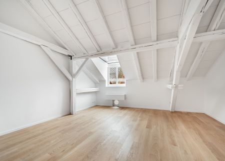 Unique & Historic Rooftop Apartment - Photo 2