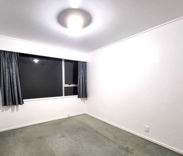 Sunny, 2-Bdrm Upper-Level Flat – Prime Location! - Photo 6