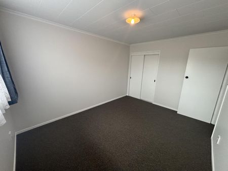 Lovely 2 bed home close to town and hospital - Photo 4