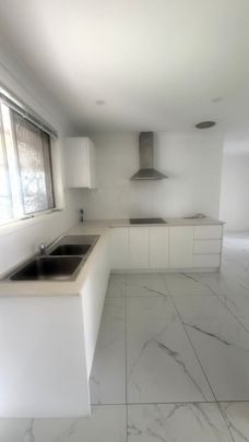 Quality Family Residence in Peaceful Edensor Park for RENT! - Photo 1