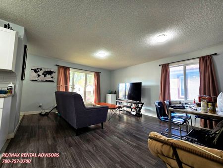UPPER UNIT 3 BED, 1.5 BATH, BUILT IN 2016 IN-FILL HOME W/ DBL GARAGE IN THE HIGHLANDS COMMUNITY OF EDMONTON - Photo 4