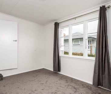 Fully renovated 4-bedroom home with modern kitchen and spacious living - Photo 2