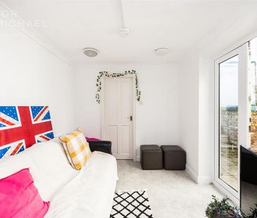 4 bedroom end of terrace house to rent - Photo 1