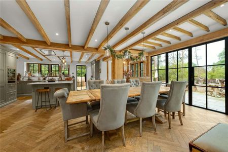 A stunning five bedroom detached character family home in Bagshot - Short Term - Photo 3