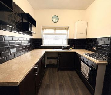 3 bedroom flat to rent - Photo 4