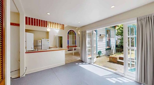 Spacious 6-Bedroom Family Home in Desirable Aro Valley, Wellington - Photo 1