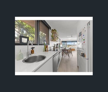 Stylish Coastal Apartment with Balcony & Furnished Comfort - Photo 2