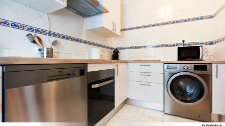 Room in a shared 3-bedroom apartment for rent in Barrio León, ideal for professionals and students - Foto 2