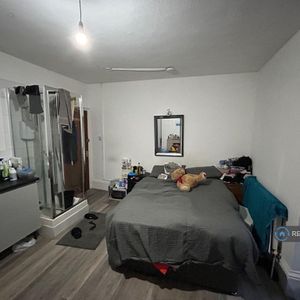 1 bedroom in a house share to rent - Photo 2