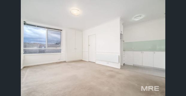 Light filled apartment in a prime location - Photo 1