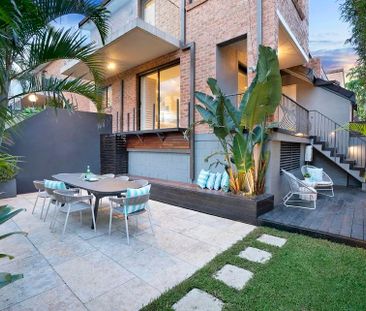 Stylish Townhouse with Private Garden and Double Garage - Photo 2