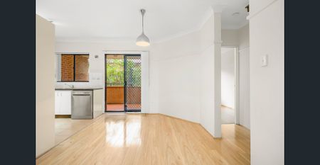 Freshly updated 3-Bedder with Gas Kitchen & Double Lock-Up Garage - Photo 4