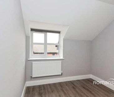 Crescent Drive, Aldershot, Hampshire, GU12 - Photo 2