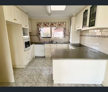 33 Sherwood Crescent, Dandenong North, Vic 3175 - Photo 5
