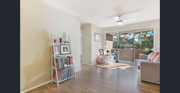 Nicely presented unit with contemporary finishes. - Photo 1