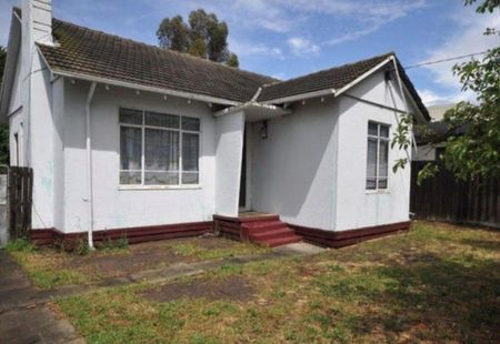 3 BEDROOM HOME IN GREAT LOCATION - Photo 4