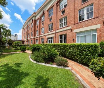 Brand New Furniture & Newly Renovated Top Floor Mactaggarts Woolstore - Photo 2