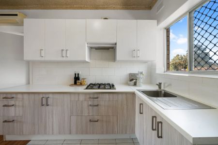 Exquisite City Fringe Retreat with Panoramic Elegance - Photo 2