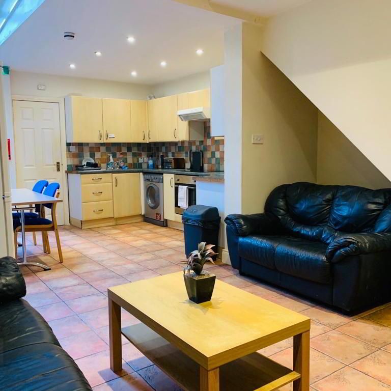 Donegall Road, En-Suite Room 5, All Bills Included, Belfast, BT12 5NB - Photo 1