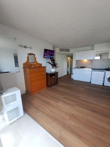 Southport Broadwater Jewel in the Crown Studio! - Photo 4