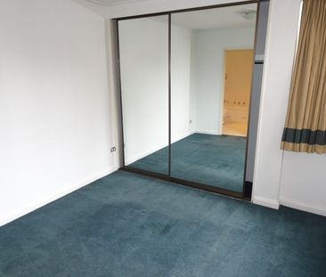 Large 1 bed & carpark - Photo 3