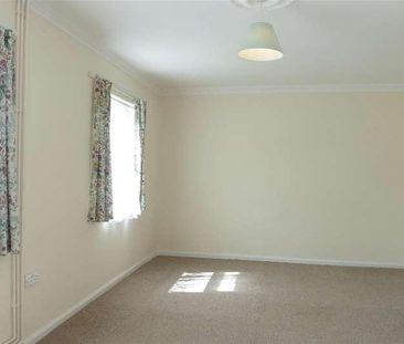 South Grove, Wymington, Northants, NN10 - Photo 2