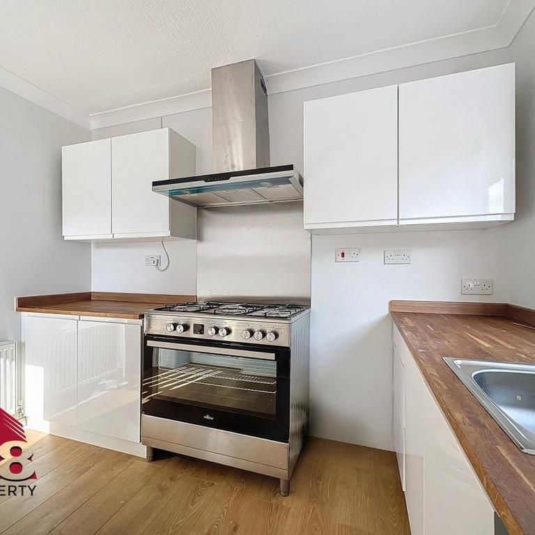 2 bedroom end of terrace house to rent - Photo 1