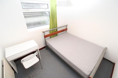 House - End Terrace For Rent Oxford Street, Pontypridd - Photo 2