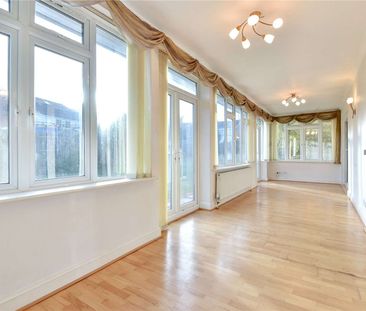 Spacious six bedroom home with double garage and garden located in ... - Photo 1