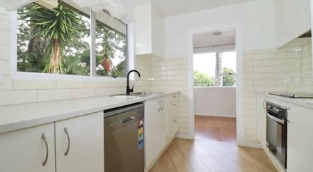 Very Tidy Halfmoon Bay 3 Bedrooms House - Photo 3