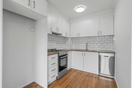 Stylish 1-Bedroom Apartment in the Heart of Essendon - Photo 5