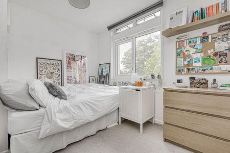 4 bedroom flat in London - Photo 3