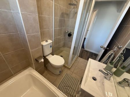 “Newly Renovated - Opposite Westfield !” - Photo 2