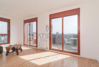 Piso en alquiler de cuatro habitaciones junto al Teatre Nacional de Cataluña, Barcelona