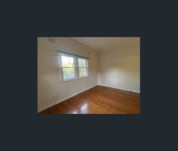 IDEALLY LOCATED FAMILY HOME CLOSE TO TRANSPORT AND SHOPS - Photo 5