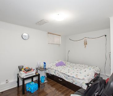 **ALL INCLUSIVE** STUDENTS ROOM FOR RENT!! - Photo 1