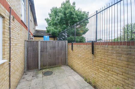 Monarch Drive, Beckton, E16 - Photo 4