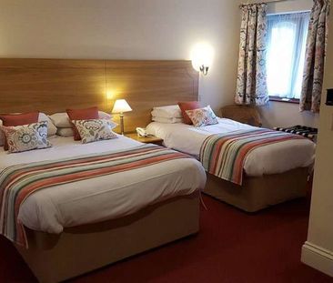 Former Hotel, now Contractor Accommodation, Ensuite Rooms by the We... - Photo 5