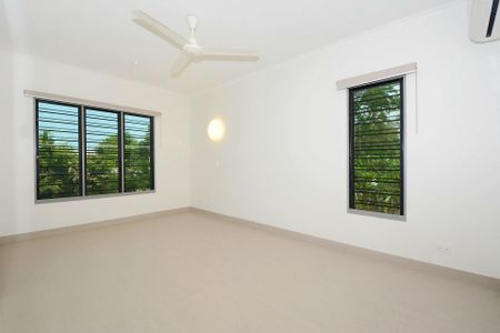 SUPER SPACEY TOWNHOUSE - Photo 4