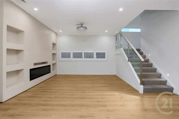 Modern, Spacious & Family-Friendly Home Opposite Parklands !! - Photo 1