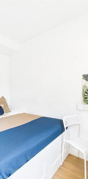 5 bedroom flat to rent - Photo 1